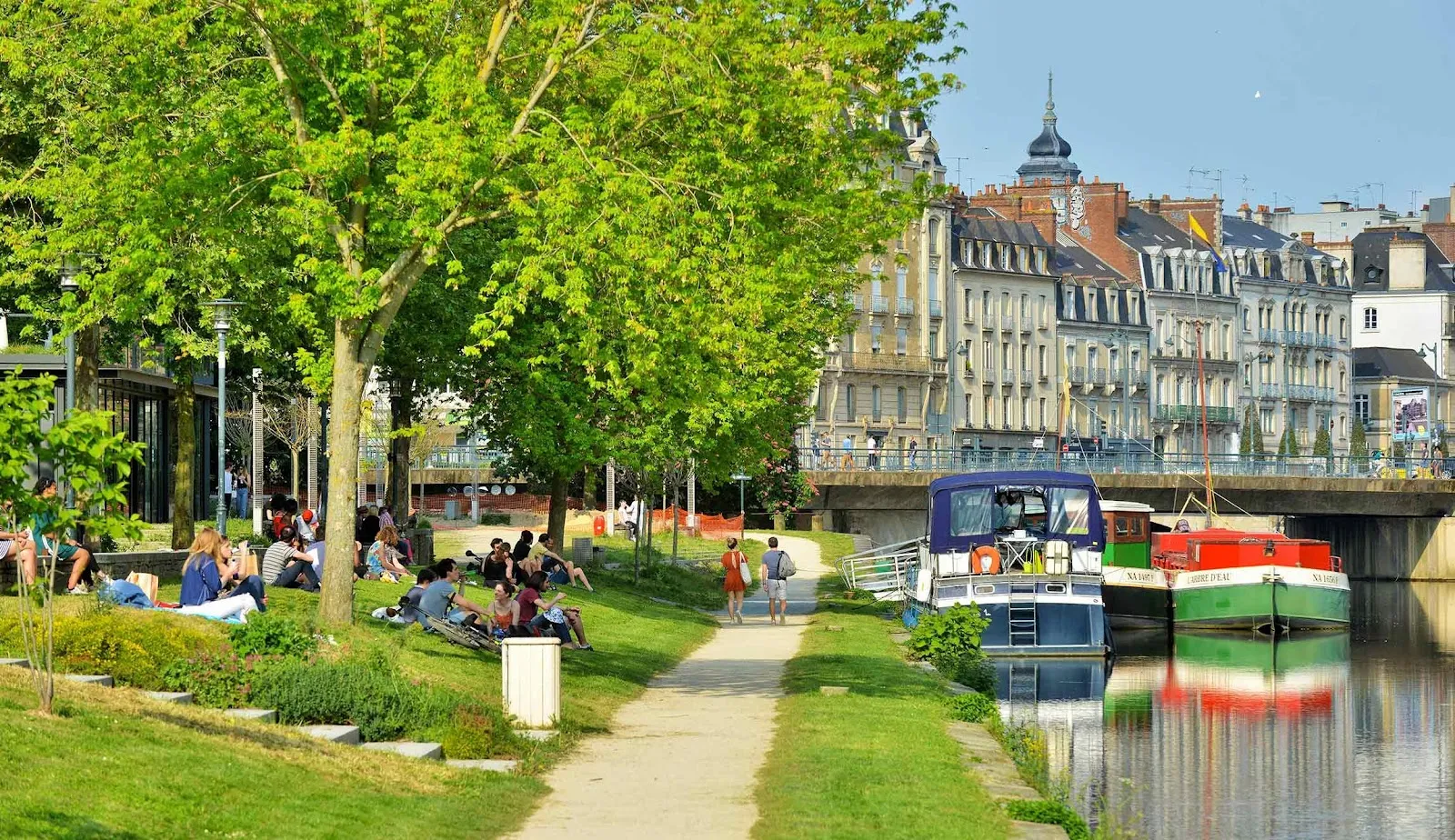 Une photo d'un quartier de Rennes avec le canal et le parc. 