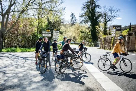 Plusieurs cyclistes rassemblées sur une route 
