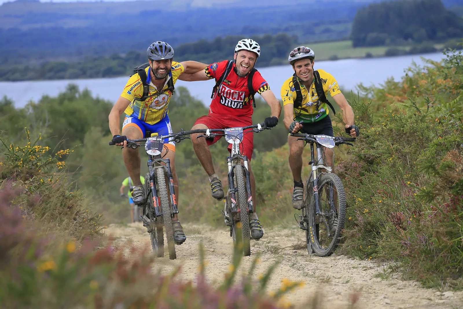 Un groupe de 3 cyclistes pendant le Roch des Monts d’Arrée.