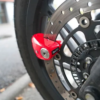 L'antivol KOOROOM Protect Disc SRA sur un pneu de moto.