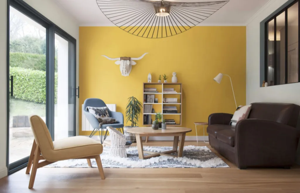 Une salon de maison jaune et bien aménagé