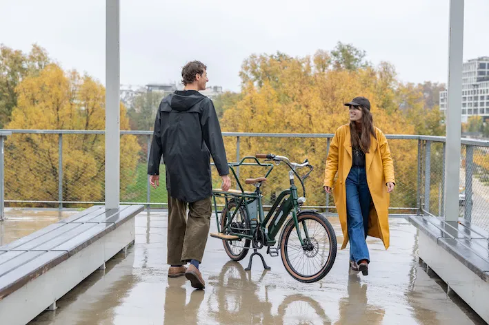 Un homme et une femme autour du vélo longtail Nébula 