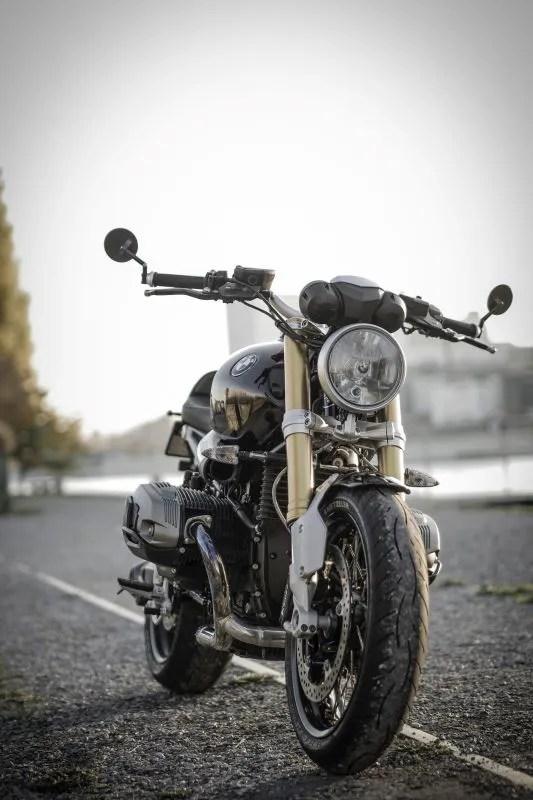 Une moto sur le bord d'une route
