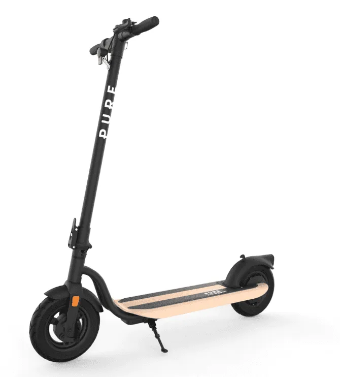 Une trottinette beige et noire d'un angle différent