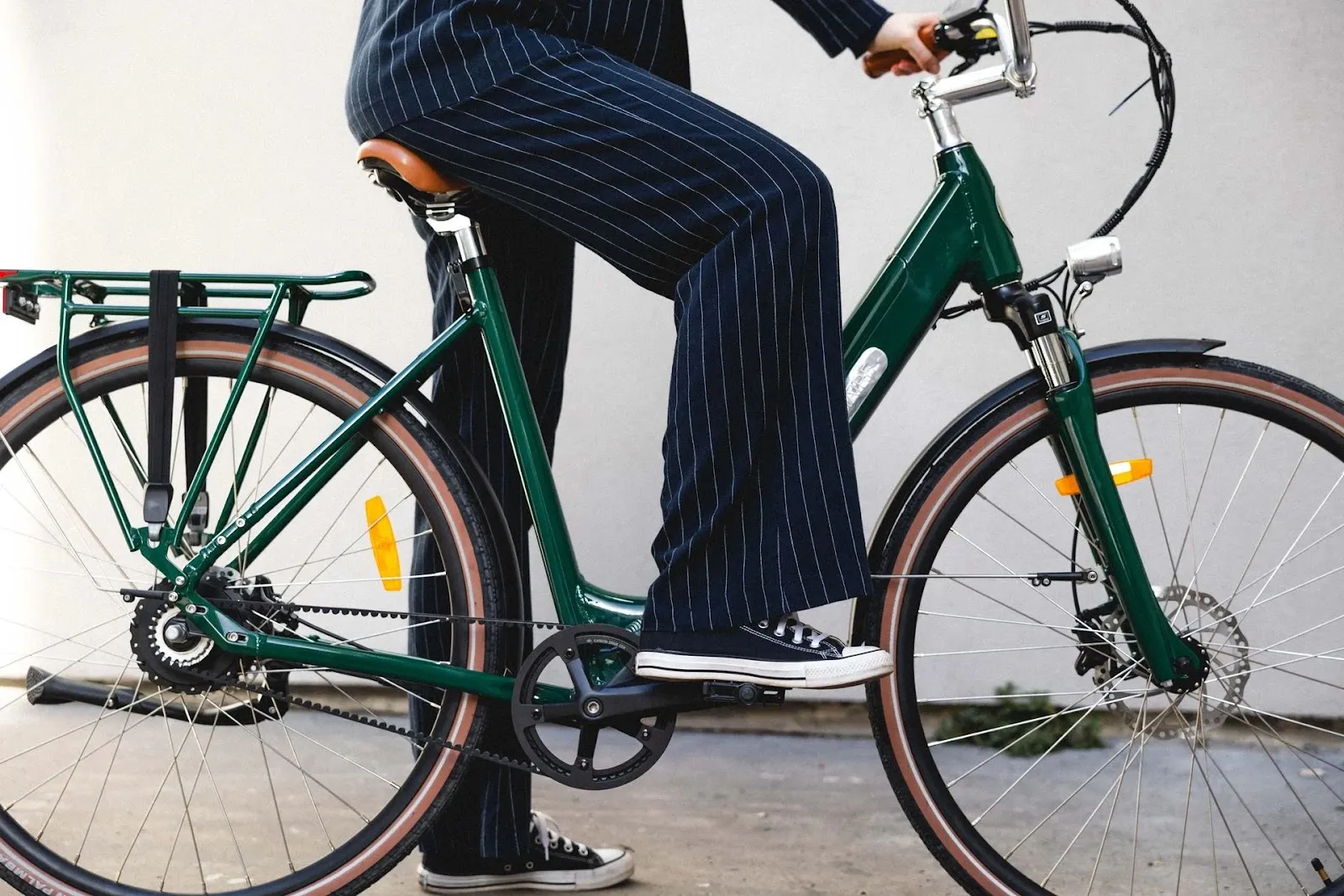 Une femme qui monte sur un vélo Brumaire Folio vert
