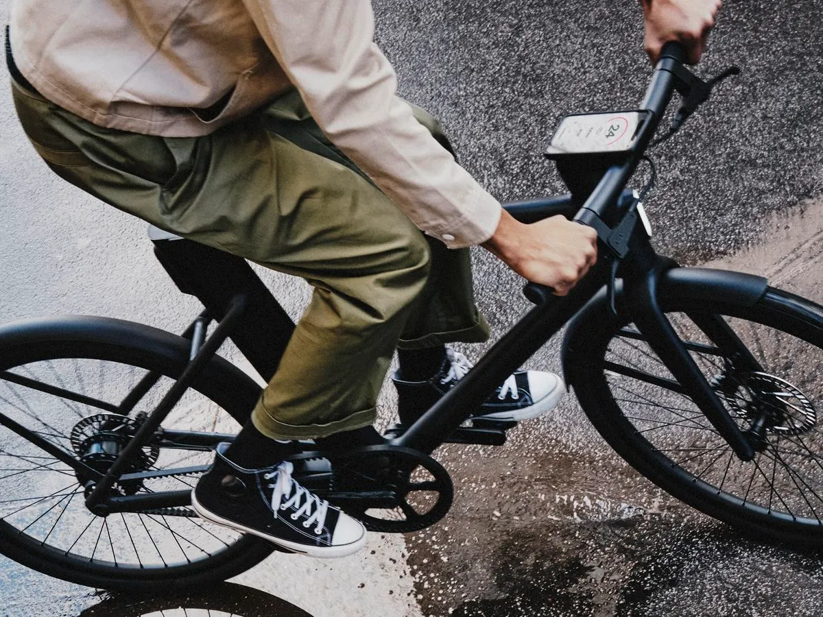 Un homme qui conduit un vélo Cruiser Cowboy dans la rue