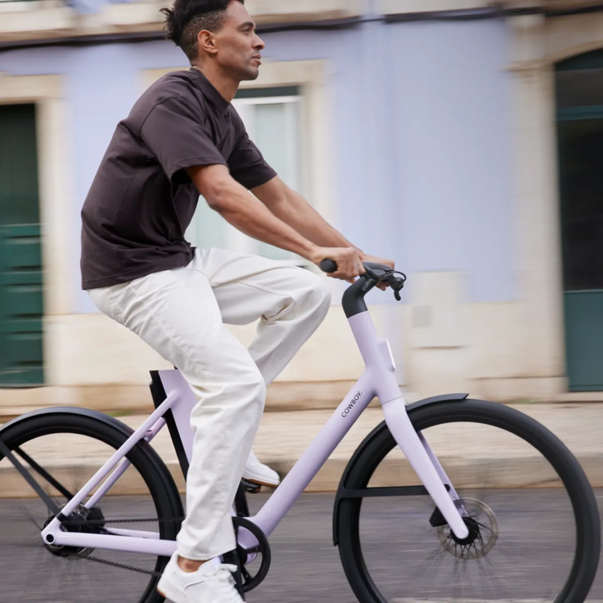 Un jeune homme qui roule à bord du vélo Cruiser Cowboy