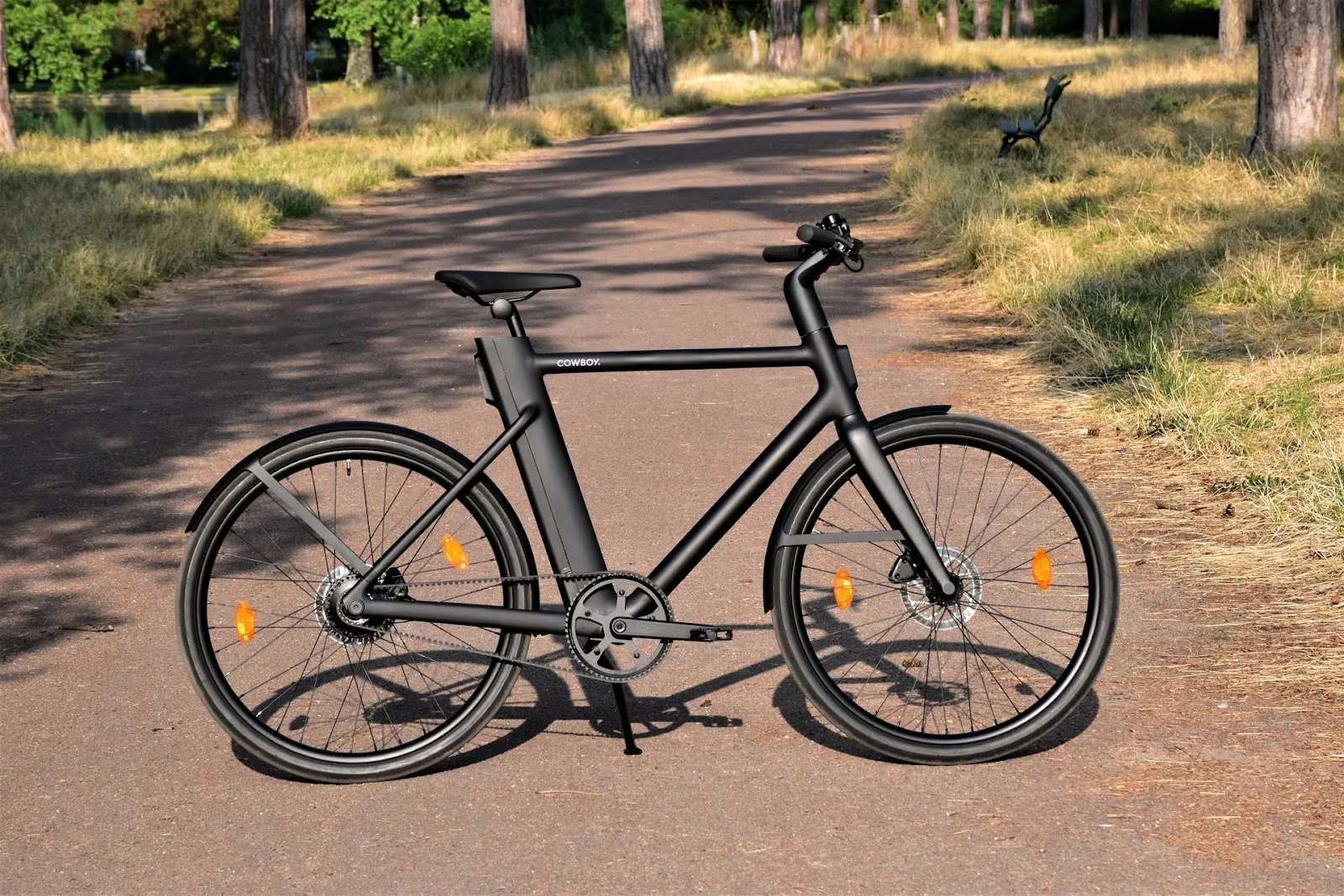 Un vélo Cruiser Cowboy garé sur un passage au milieu d'un parc
