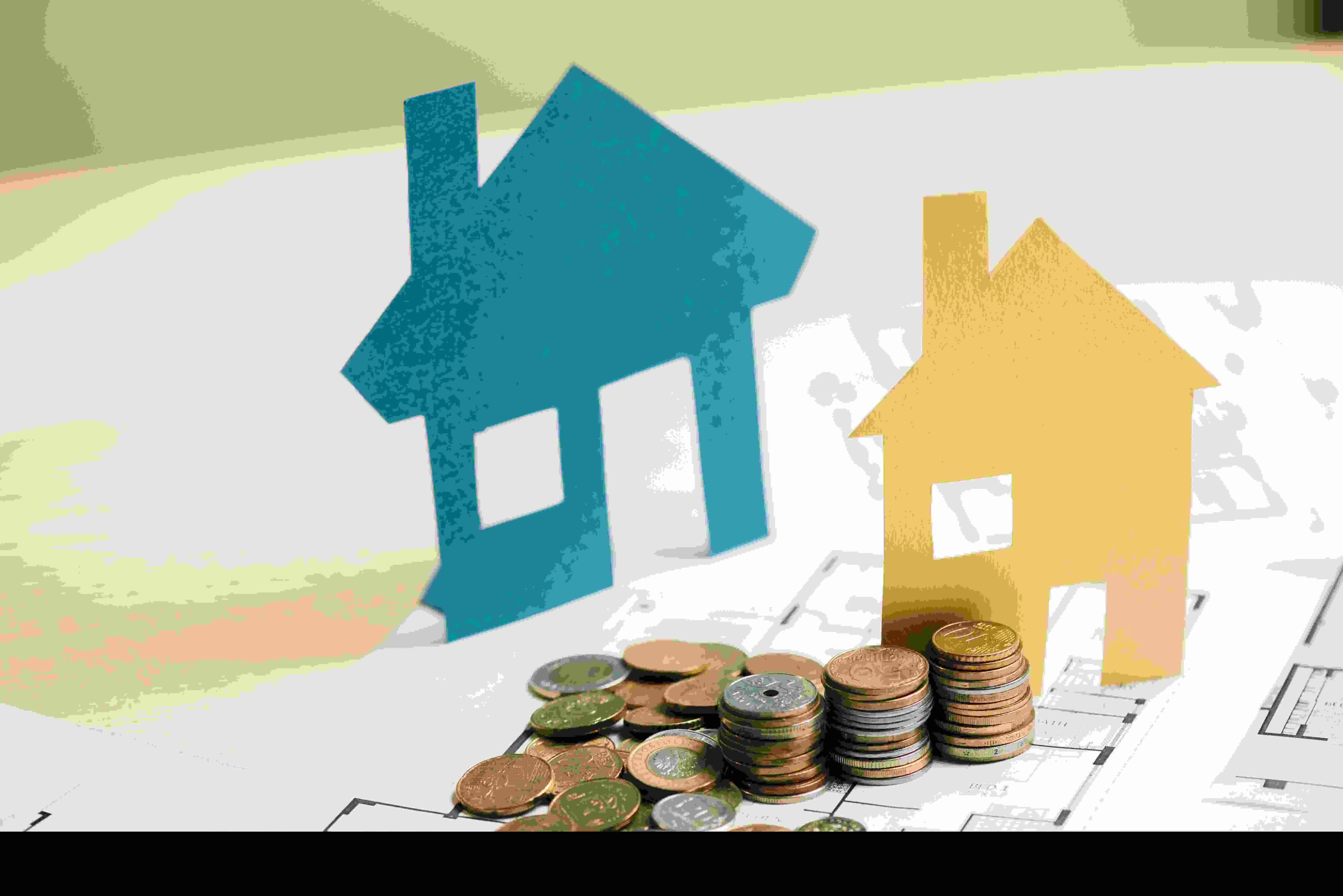 Deux maquettes de maisons et des pièces à côté