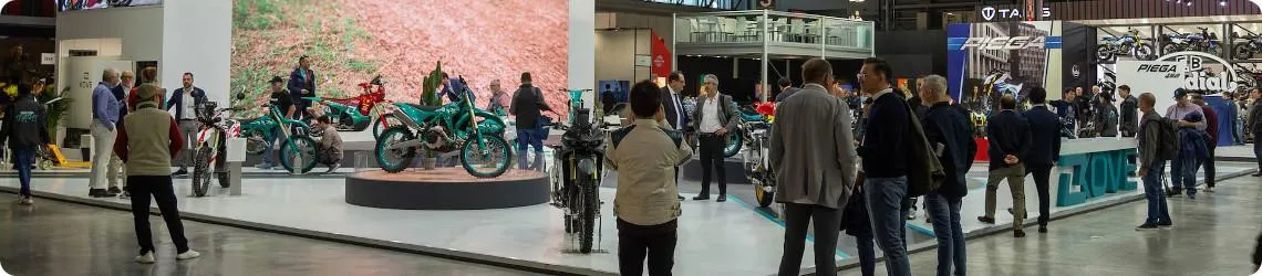 Un salon d'exposition de moto avec beaucoup de visiteurs