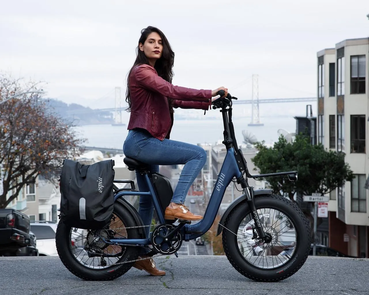Une femme qui conduit un fatbike