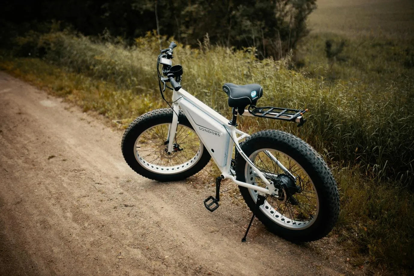 Un fatbike garé au bord d'une route de campagne