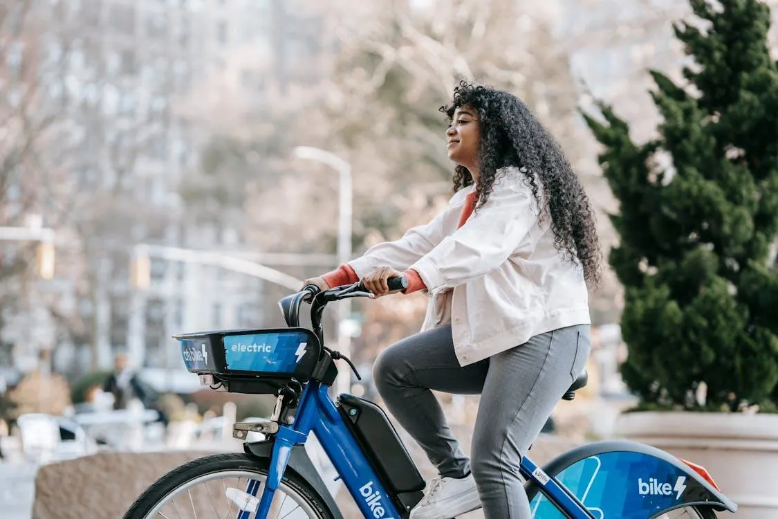 Une femme qui roule sur un vélo électrique