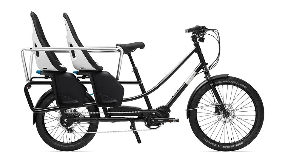 Photo d'un vélo longtail noir avec deux sièges pour enfant à l'arrière.