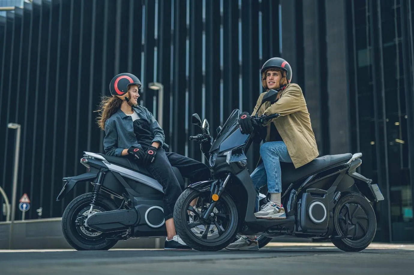 Un homme et une femme assis chacun sur une moto Silence S01
