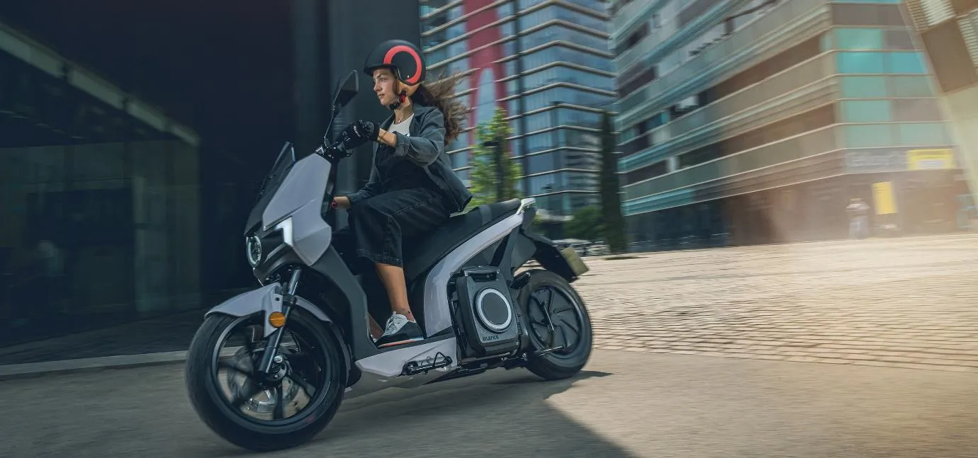 Une femme qui roule à bord du Silence S01