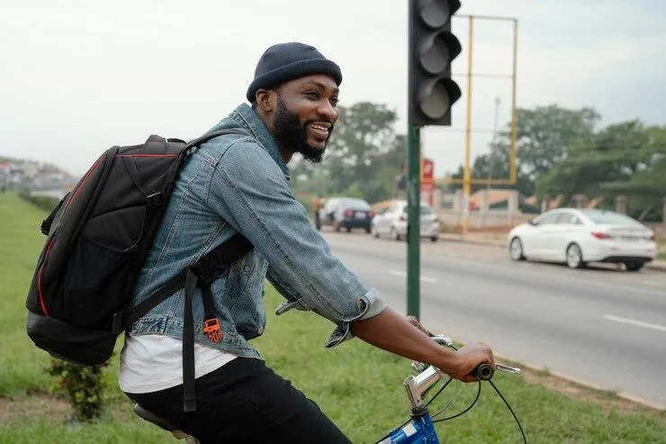 Un homme qui sourit sur son vélo