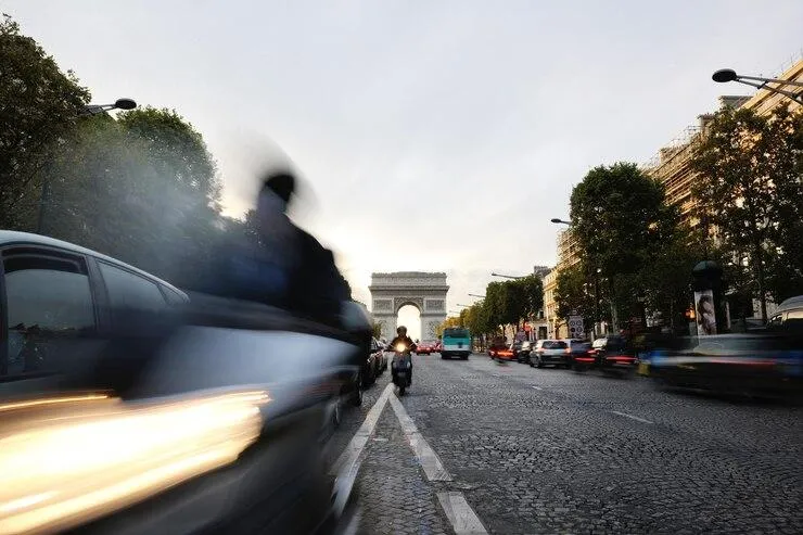 Une rue de Paris avec plusieurs motos et voitures