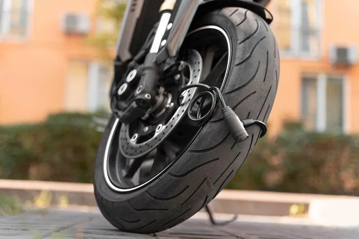 Une roue attachée par une chaîne