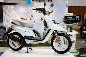 Un scooter booster blanc sur un présentoir
