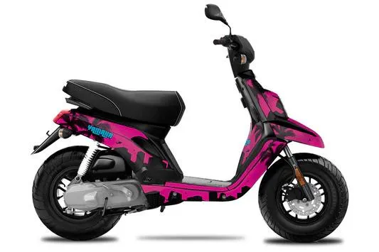 Un scooter booster personnalisé noir et rose