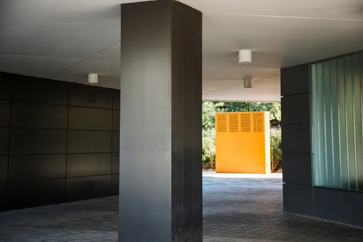 Un espace avec une bonne hauteur sous plafond