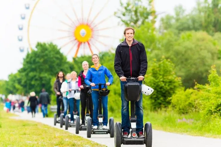 Plusieurs personnes qui roulent en gyropode sur une route