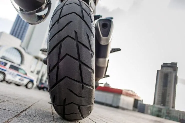 Un pneu de moto en gros plan