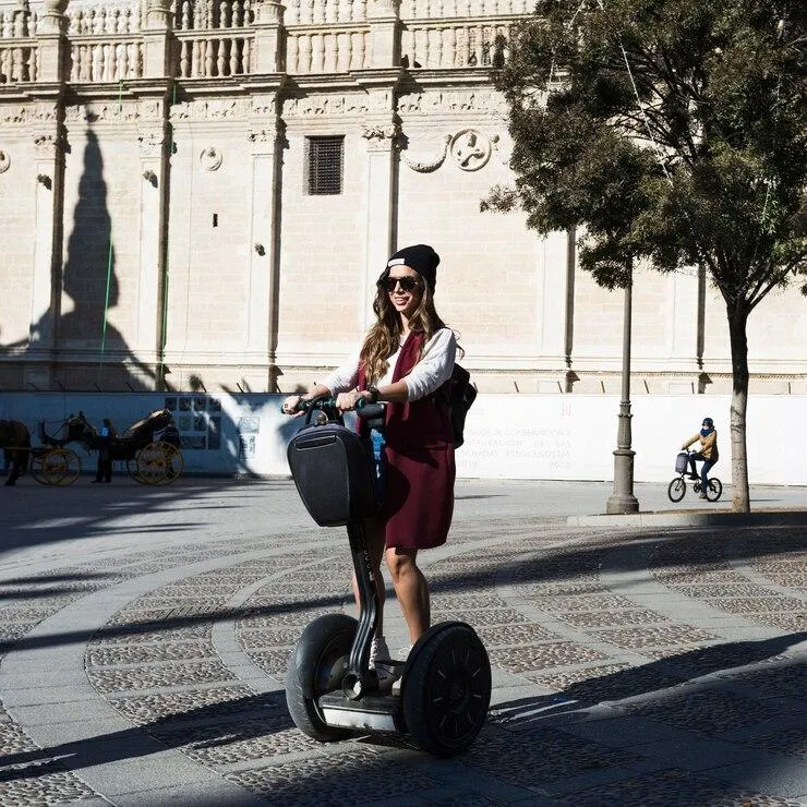 Une jeune femme qui roule sur un gyropode