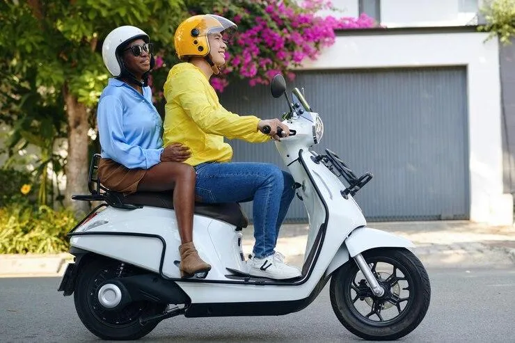 Un couple qui roule sur un scooter