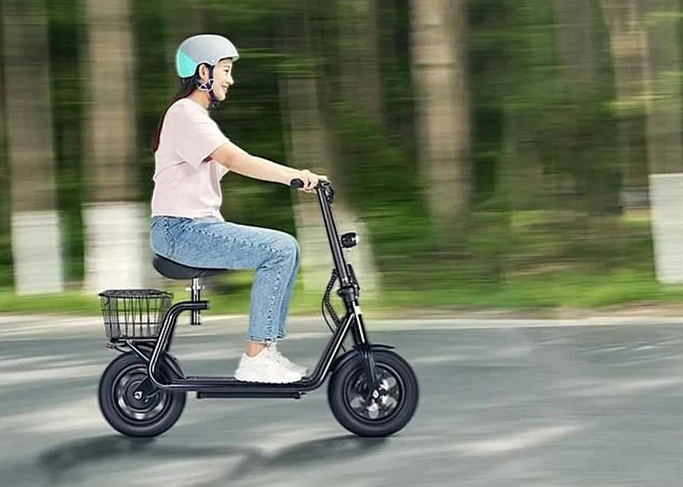Une femme qui roule sur une trottinette avec siège