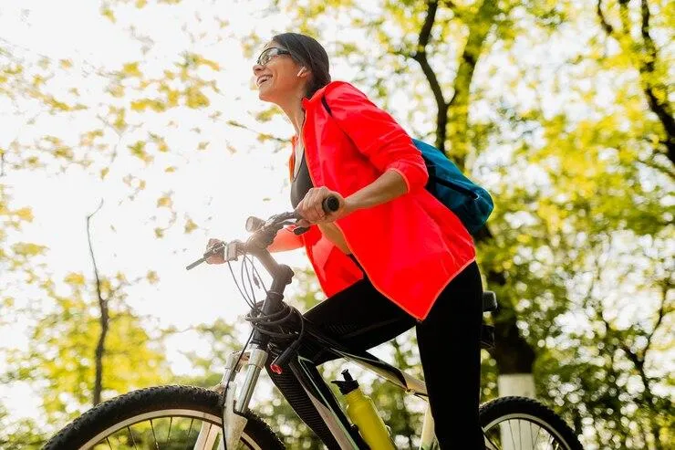 Une femme souriante qui roule sur à vélo