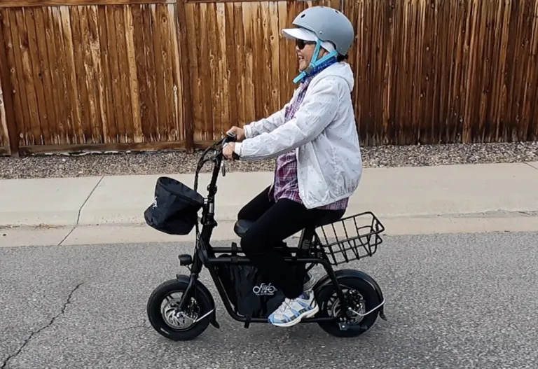 Une femme âgée sur un vélo 100 % électrique dans la rue