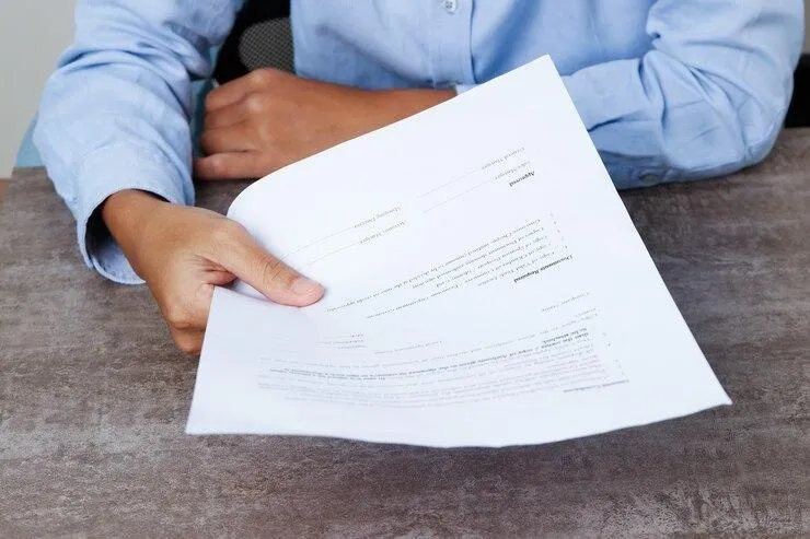 Un homme qui tend un document