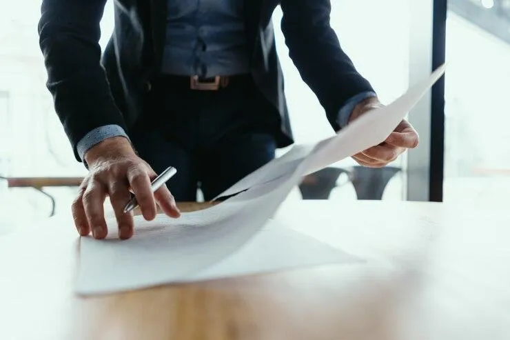 Un homme qui signe un document