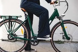 Une femme sur un vélo électrique Brumaire vert