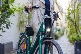 Une femme qui marche en tenant un vélo Brumaire