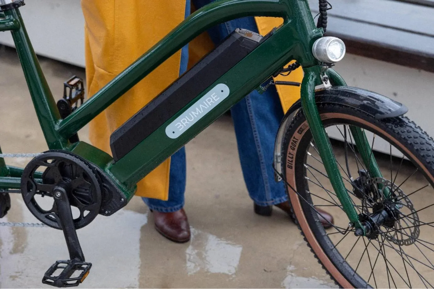 Zoom sur un vélo de Brumaire vert tenu par une femme