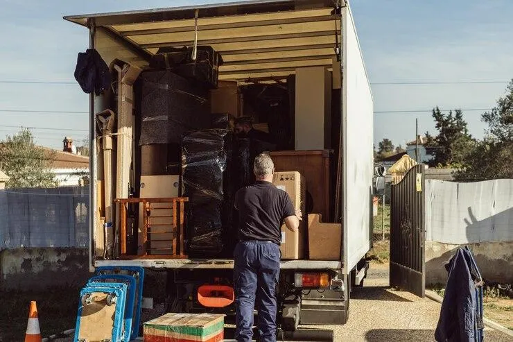 un homme qui organise un camion pour un déménagement
