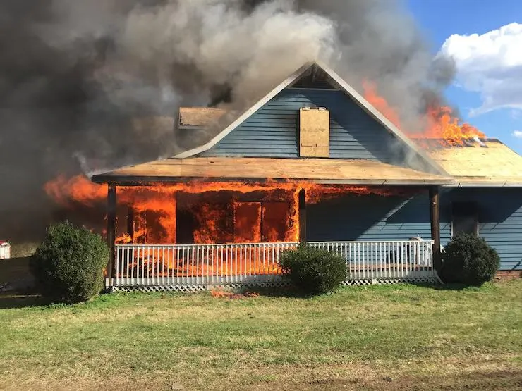 Une maison en bois en feu
