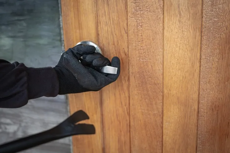 Une personne équipée de gants qui ouvre une porte