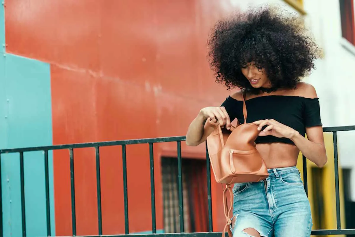 Une femme qui regarde dans son sac à dos