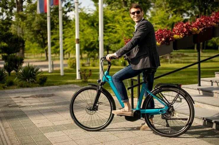 Un homme en costume sur un vélo