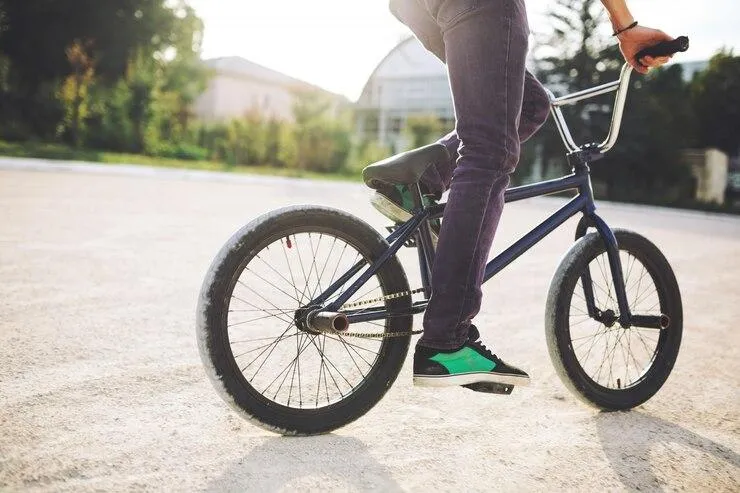 Un homme sur un vélo de bmx