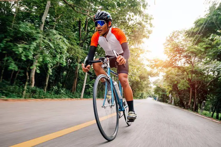 Un homme sur un vélo en tenue de sport