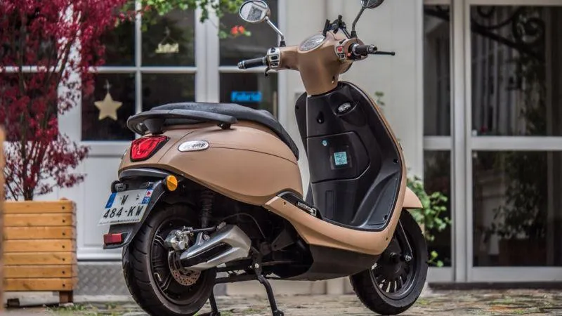 Un scooter Brumaire marron 
