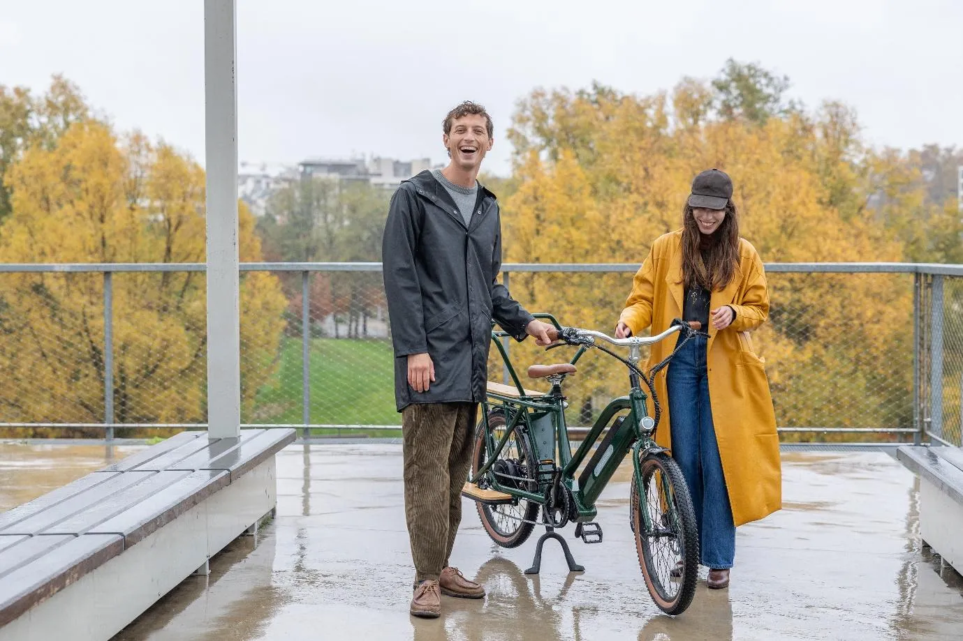 Un homme et une femme qui tiennent le vélo Burmaire Nebula