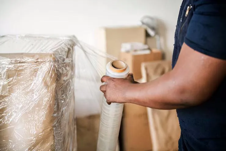 Un homme qui met un film sur un carton