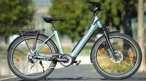 Un vélo Winora Sinus 9 garé dans la rue