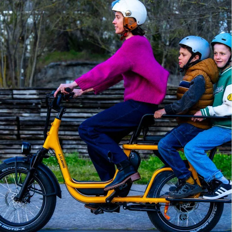 Une femme sur un vélo Ritmic avec deux enfants